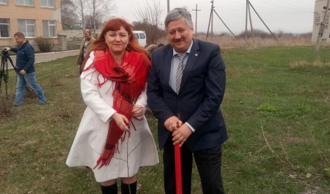 У Сватівському районі відбулася акція «Посади дерево миру» У Сватівському районі відбулася акція «Посади дерево миру»