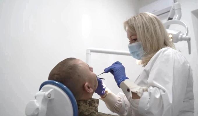 Військові та ветерани можуть безоплатно лікувати зуби в 100 стоматологічних закладах України Військові та ветерани можуть безоплатно лікувати зуби в 100 стоматологічних закладах України