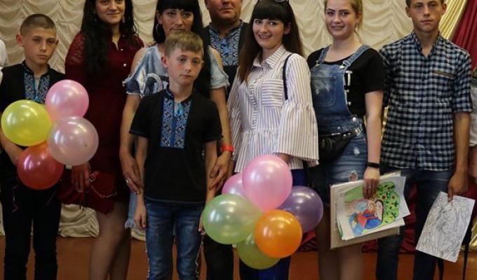 Мешканці Сватівського району присвоєно звання «Мати-героїня» Мешканці Сватівського району присвоєно звання «Мати-героїня»