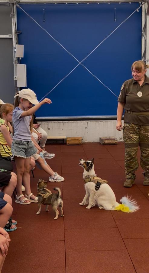 «Долоньки» у гостях у кінологічного центру: зустріч із чотирилапими помічниками