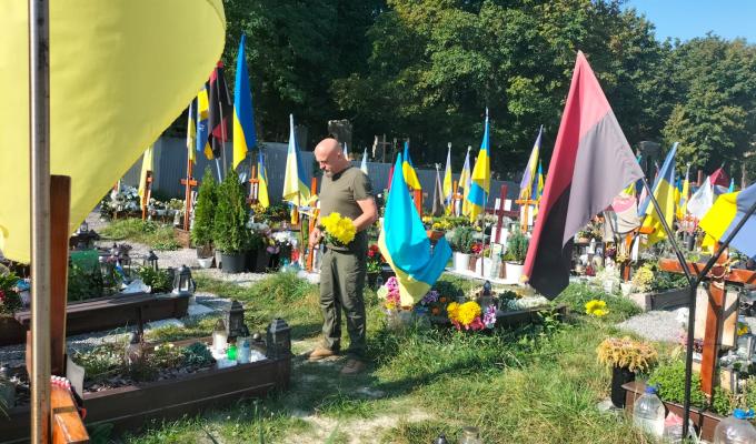 Сьогодні Україна вшановує пам'ять усіх полеглих захисників і захисниць, які віддали свої життя заради нашої держави та її незалежності. Сьогодні Україна вшановує пам'ять усіх полеглих захисників і захисниць, які віддали свої життя заради нашої держави та її незалежності.