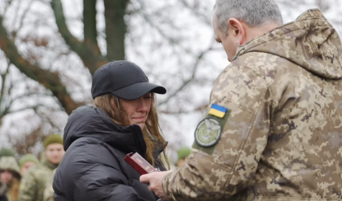 Родині загиблого прикордонника з Троїцької громади Богдана Сергієнка було вручено державну нагороду Родині загиблого прикордонника з Троїцької громади Богдана Сергієнка було вручено державну нагороду
