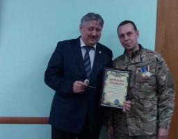 Голову Сватівської райдержадміністрації Мухтарова Д.Х. нагородили  Нагрудним знаком «Волонтер України» та Почесною грамотою 