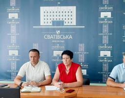 20 липня голова  райдержадміністрації Олег Клименчуков та голова районної ради Людмила Русанова взяли участь у черговій апаратній нараді  голови Луганської облдержадміністрації Сергія Гайдая в режимі відеоконференцзв’язку 