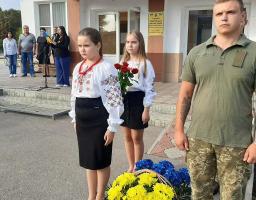 Сьогодні у районному центрі відбулися урочистості до Дня вшанування пам’яті захисників України, які загинули в боротьбі за незалежність, суверенітет і територіальну цілісність держави