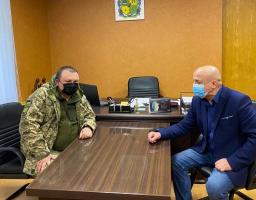 17 грудня голова райдержадміністрації Олег Сліпець провів робочу нараду з т.в.о начальника Сватівського районного територіального центру комплектування та соціальної підтримки Дмитром Коротким
