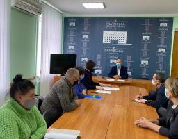 21 грудня Олег Сліпець провів засідання комісії з розгляду питань щодо призначення (відновлення) соціальних виплат внутрішньо переміщеним особам, яку він очолює