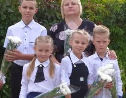 З окупованої Луганщини евакуювалася жінка з п'ятьма вихованцями дитячого будинку сімейного типу – росіяни забороняли їм вчитися в українській школі