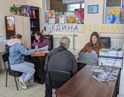 Протягом тижня понад 1000 внутрішньо переміщених луганчан отримали допомогу у гуманітарних хабах при громадах Сватівщини