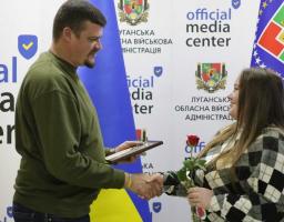 Відзнаку Президента України «За оборону України» сьогодні вручив очільник Луганщини Артем Лисогор волонтерці зі Сватівщини, Галині Піскун.