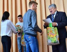 Сватівським парубкам влаштували урочисті проводи в армію