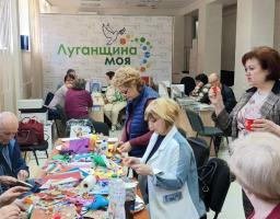 Творчість може зцілювати та давати ресурс жити – члени клубу людей похилого віку відвідали майстер клас з виготовлення декору до Великодня