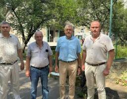 Спільні зусилля задля допомоги ВПО: Начальники Сватівської міської та Білокуракинської селищної військових адміністрацій Олександр МІТКЕВИЧ та Віталій АНТОНЕНКО відвідали смт. Іршанськ Коростенського району Житомирської області та зустрілися з селищним го