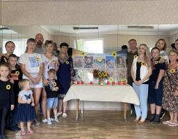 Протягом минулого тижня 100 родин ВПО з Луганщини отримали допомогу в Лозно-Олександрівському хабі в Ірпіні. Видавали продуктові набори державної допомоги.