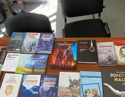 Книга – це зброя, а бібліотека – її арсенал: в Київському хабі Нижньодуванської громади працює бібліотечний пункт.
