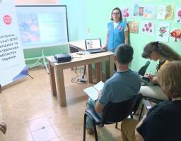 Днями регіональна координаторка ГО «КримSOS» з роботи зі спільнотами в Житомирській області Дар’я Гончарова на базі гуманітарного хабу Білокуракинської селищної військової адміністрації у місті Житомир провела інформаційну сесію.