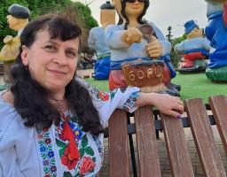 Жителька Коломийчиської громади Оксана Пилипчук з Райгородки допомагає військовим, використовуючи вторинну сировину.