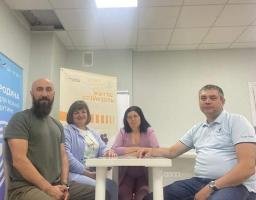 Обговорили умови отримання соціальної послуги з формування життєстійкості незахищеним верствам населення: керівники військових адміністрацій Сватівського району відвідали Центр Життєстійкості в м.Буча