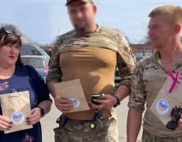 Сьогодні начальниця Коломийчиської військової адміністрації Галина Радченко разом із заступницею Людмилою Павловою зустрілися із військовими 77-ї бригади, щоб привітати захисників зі святом та передати їм подарунки від жителів Коломийчиської громади.
