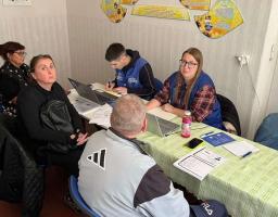 Протягом минулого тижня 100 родин ВПО з Луганщини отримали допомогу в Лозно-Олександрівському хабі в Ірпіні. Видавали продуктові набори державної допомоги.