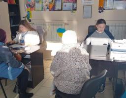 Протягом минулого тижня 242 ВПО з Луганщини отримали гуманітарну допомогу у вигляді продуктових наборів, одягу та взуття для дітей віком від 0 до 1 року в гуманітарному хабі Сватівської МВА