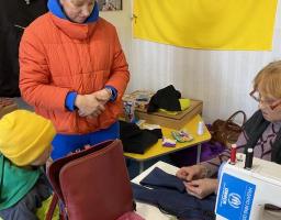 В Лозно-Олександрівському гуманітарному хабі працює соціальна швейна майстерня