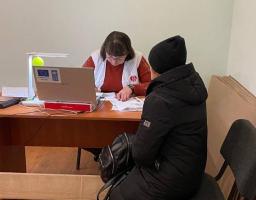В Нижньодуванському гуманітарному хабі в Харкові триває видача гігієнічних наборів від Товариства Червоного Хреста України