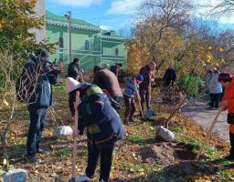 Вимушені переселенці взяли участь у висадженні бузкової алеї в Житомирі