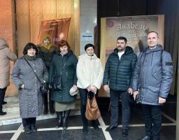Жителі Луганщини у Житомирі відвідали виставу «Суто сімейна справа»