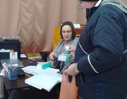 У Сватівському гуманітарному хабі медичним працівником видаються безкоштовно ліки.