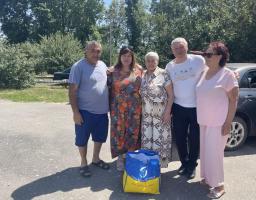 Гуманітарна допомога та діалог з людьми: візит до земляків  Начальниця Коломийчиської військової адміністрації Галина Радченко та її заступниця Людмила Павлова відвідали жителів Коломийчиської громади, які нині мешкають у селі Берестове Харківської області.