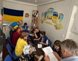 Протягом минулого тижня 130 родин ВПО з Луганщини отримали допомогу в Лозно-Олександрівському хабі в Ірпіні. Видавали продуктові набори державної допомоги.