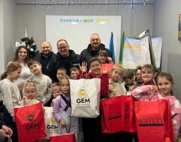 Дітям Луганщини — з турботою та теплом: видача святкових подарунків від благодійників