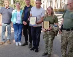 Голова Сватівської районної державної адміністрації Олег Сліпець зустрівся з військовими, які несуть службу на Лиманському напрямку, привітав з Днем захисників та захисниці, вручив подяки та передав смаколики від мешканців громад Сватівщини.