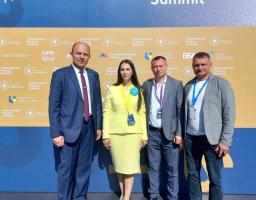 В складі делегації Всеукраїнської Асоціації ОТГ на 5-му Міжнародному саміті мерів в місті Данчени (Молдова) побував представник Сватівщини – начальник Лозно-Олександрівської селищної військової адміністрації Євген СВІТЛИЧНИЙ. Очолив делегацію Новоукраїнсь