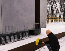 Сьогодні ми зупиняємося, щоб вшанувати пам’ять тих, хто віддав своє життя, захищаючи нашу свободу.