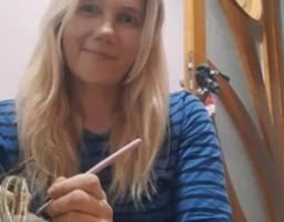 Вчителька з Ковалівки Коломийчиської громади долучилась до волонтерської справи