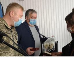 Матері загиблого учасника АТО вручили посмертну нагороду сина