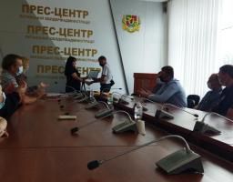 Відповідно до Указу Президента України від 18 травня 2019 року № 274/2019 щороку у третю неділю червня відзначається День батька
