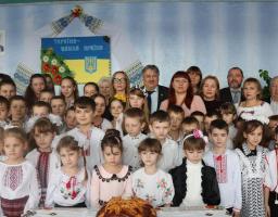 Подарунки для учнів НВК «Петрівська загальноосвітня школа I—III ст.- дошкільний навчальний заклад» 