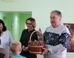 Маленькі пацієнти Сватівської лікарні отримали солодкі подарунки від очільника області