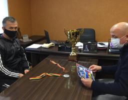 До голови райдержадміністрації Олега Сліпця завітав відомий на Сватівщині тренер, почесний громадянин Сватівського району Олександр Батраков 