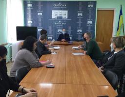 30 листопада голова райдержадміністрації Олег Сліпець провів засідання комісії з розгляду питань щодо призначення (відновлення) соціальних виплат внутрішньо переміщеним особам