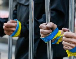 На яку державну грошову допомогу мають право полонені та члени їхніх сімей? 
