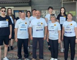 Працівники Сватівської районної державної адміністрації – районної військової адміністрації за місцями свого розташування долучились до щорічного патріотичного забігу в пам'ять загиблих воїнів.