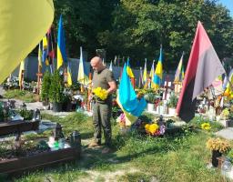 Сьогодні Україна вшановує пам'ять усіх полеглих захисників і захисниць, які віддали свої життя заради нашої держави та її незалежності.