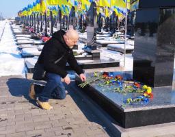 Голова Сватівської РДА Олег Сліпець вшанував пам’ять полеглих, поклавши квіти на Алеї Слави в Харкові. 