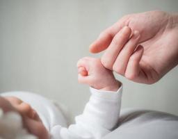Кабмін врегулював питання призначення допомоги при народженні дитини батькам, які через війну виїхали за кордон