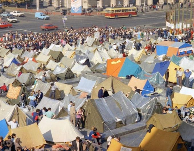 Україна відзначає 35-річчя Революції на граніті